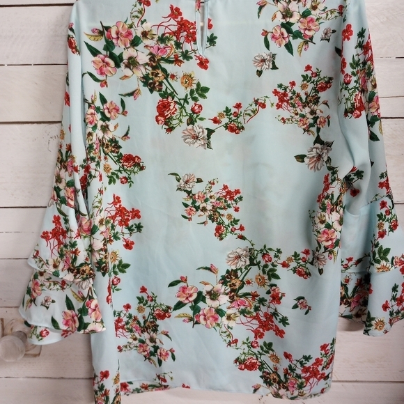 Floral Print Bell Sleeve Top - Picture 9 of 11